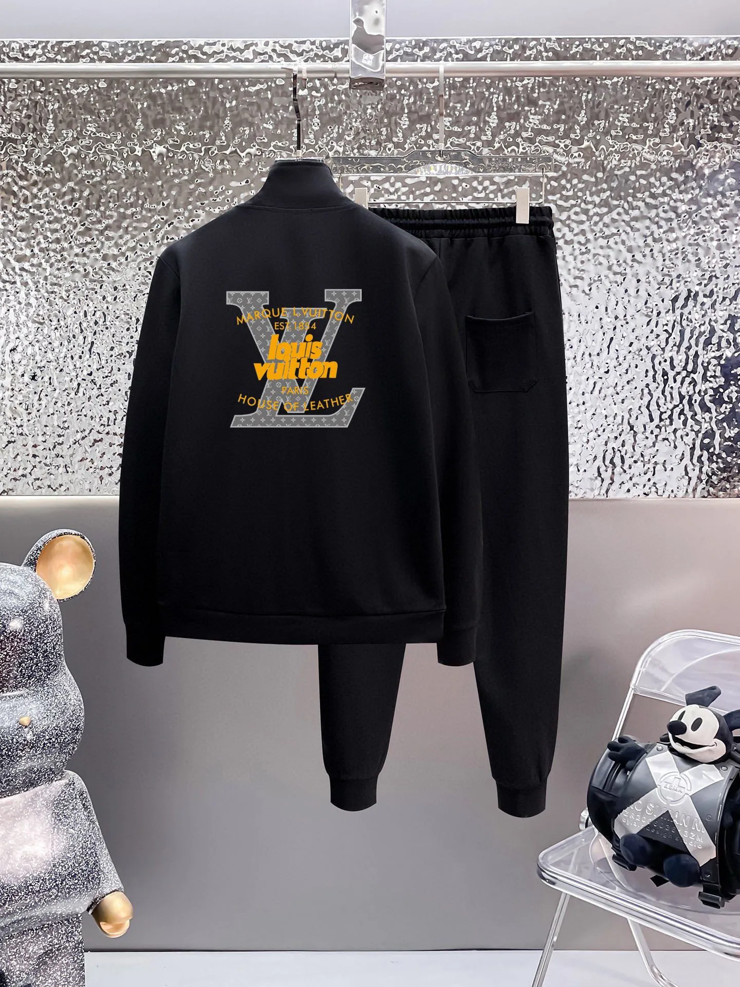🅿️420 [LV Louis Vuitton] (Fat Man Gospel) hot-selling suit is coming. Focus on the original version of the official website. 2025 new hot-selling cardigan sweater suit. The original order is the best. 🇭🇰The meticulous work of top designers is dedicated to a fitting and perfect upper body effect. All-natural high-quality Roman cotton 100%, close-fitting comfort, noble and elegant! Original hardware embodies elegance and nobility! Counter size: M-5XL (maximum wear up to 220 pounds)